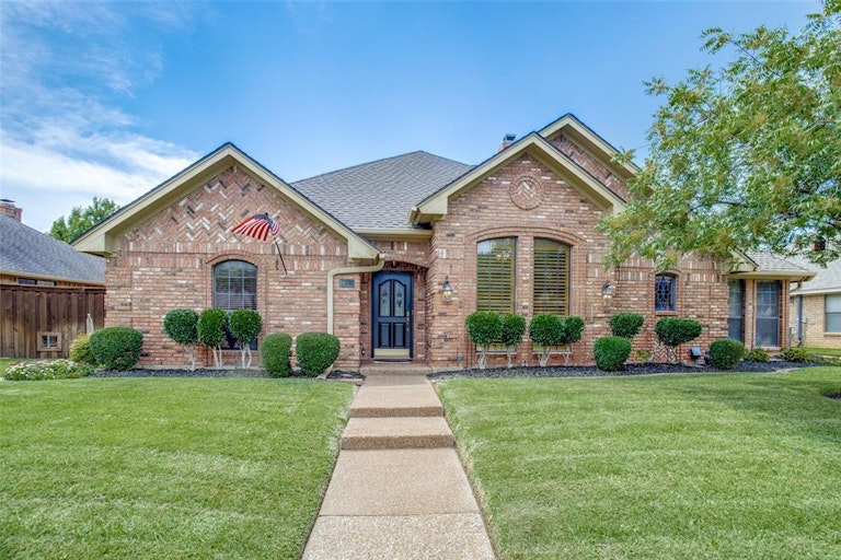 Photo 3 of 27 - 3825 Edgewater Dr, Bedford, TX 76021