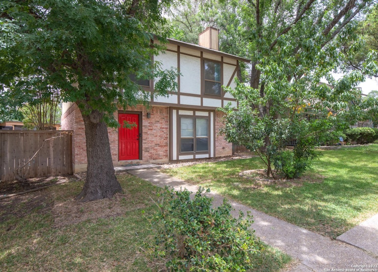 Photo 2 of 24 - 5959 Woodridge Cv, San Antonio, TX 78249