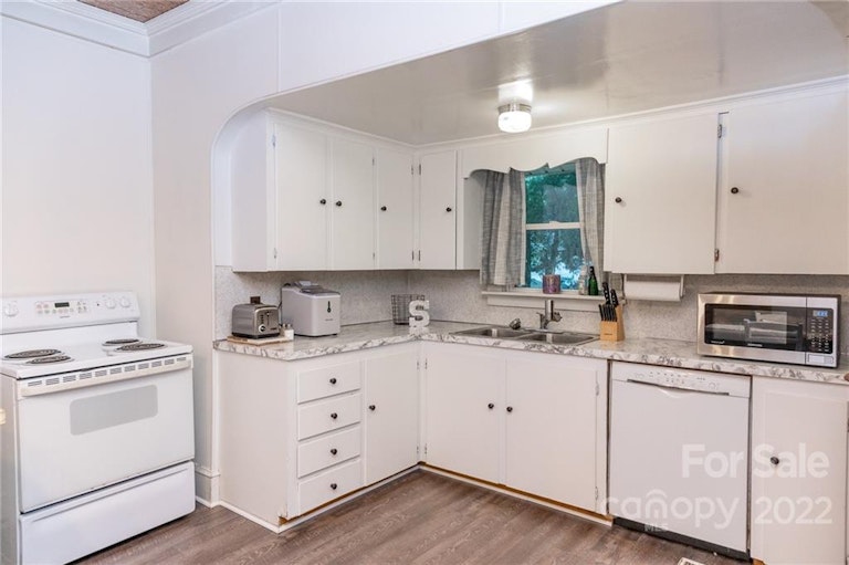 Photo 12 of 20 - 407 E 11th St, Kannapolis, NC 28083