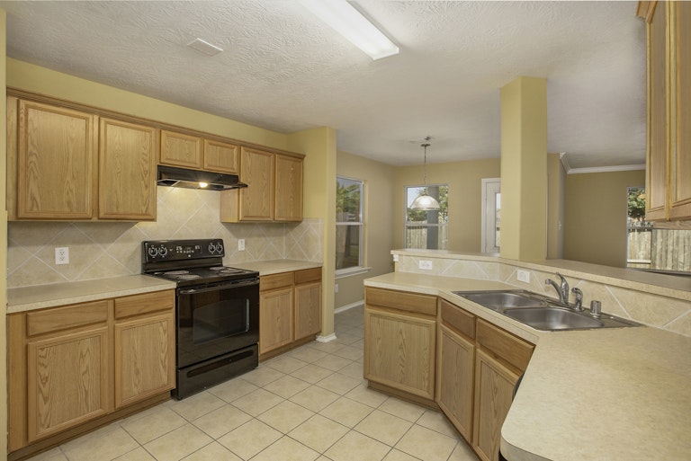 Photo 9 of 17 - 15022 Sunset Villa Ct, Humble, TX 77396