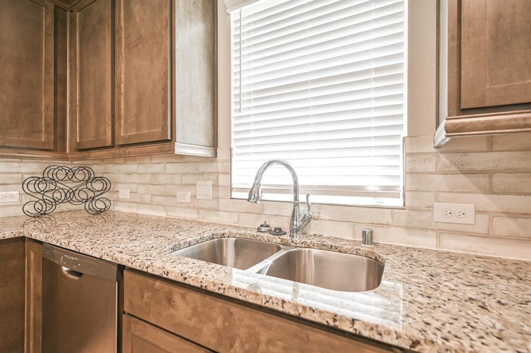 Photo 8 of 36 - 6822 Aspen Peak Dr, Baytown, TX 77521