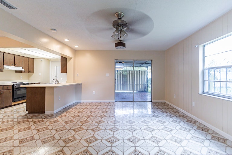 Photo 8 of 23 - 1559 S Oxalis Ave, Orlando, FL 32807