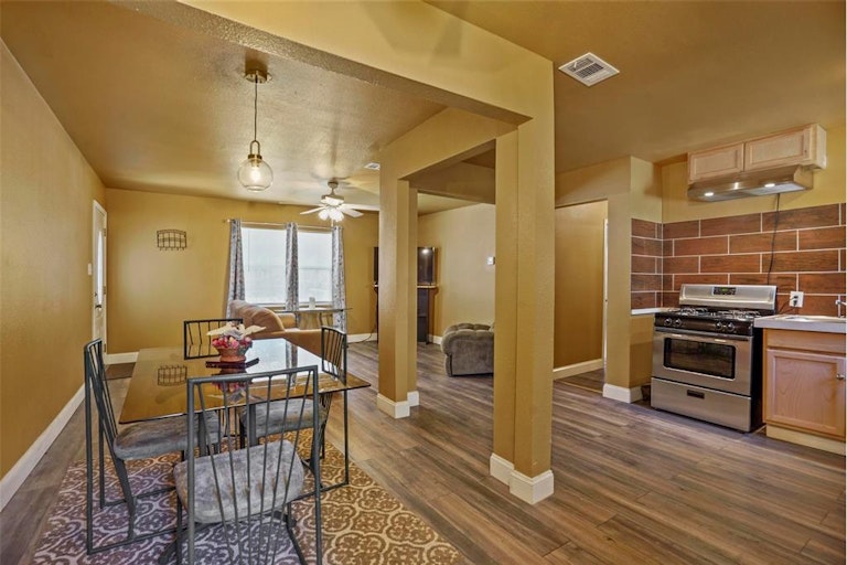 Photo 8 of 29 - 612 Highland Dr, Arlington, TX 76010