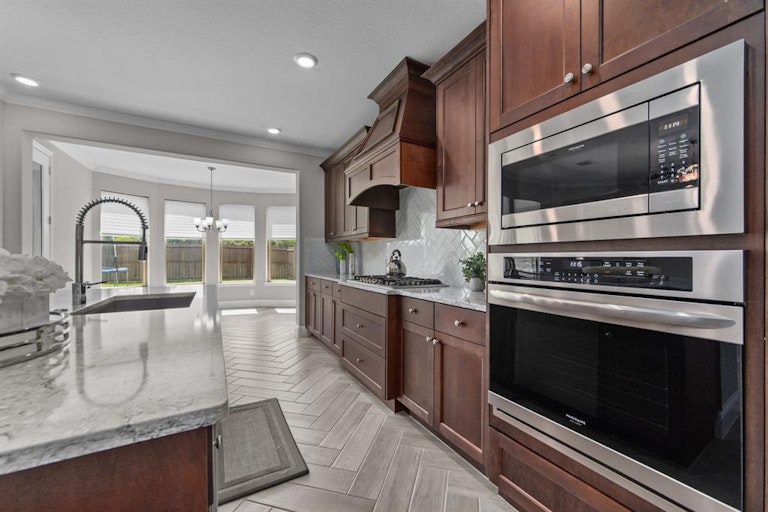 Photo 11 of 38 - 5922 Arcola Meadow Ct, Houston, TX 77059
