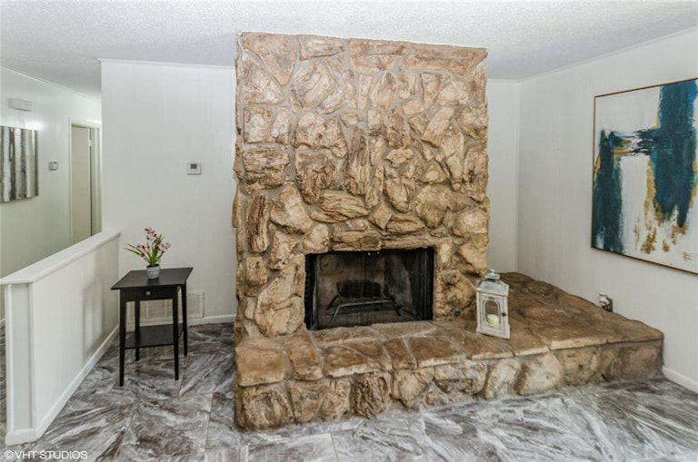Photo 10 of 31 - 13102 Twin Oaks Dr, Balch Springs, TX 75180