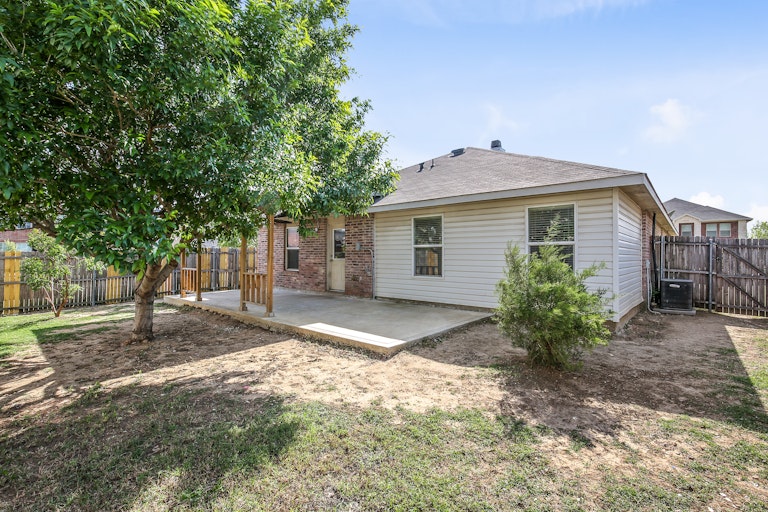 Photo 5 of 26 - 16728 Woodside Dr, Justin, TX 76247