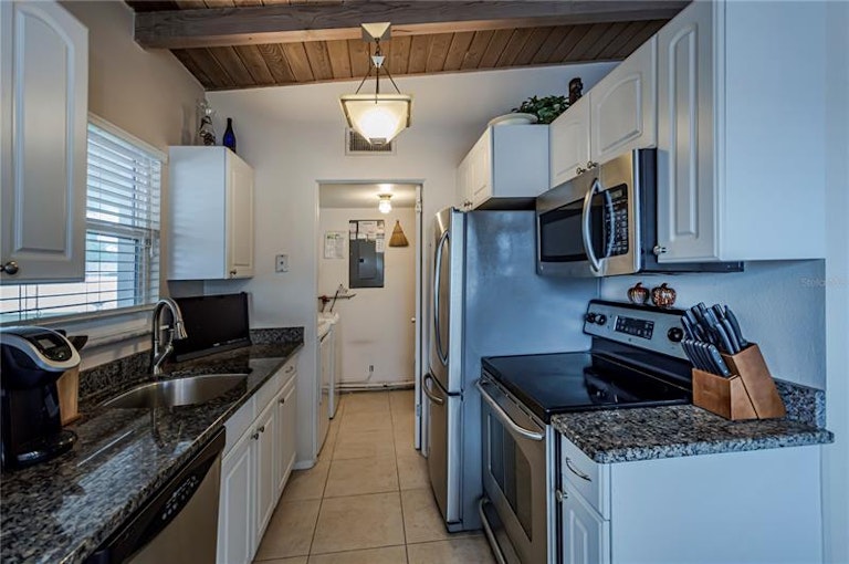 Photo 13 of 35 - 817 Harbor Dr S, Venice, FL 34285