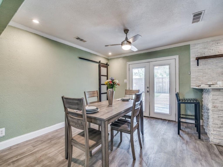 Photo 3 of 16 - 3220 Moon Dr, Mesquite, TX 75150