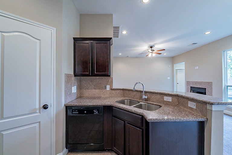 Photo 8 of 32 - 901 Grenshaw St, Houston, TX 77088