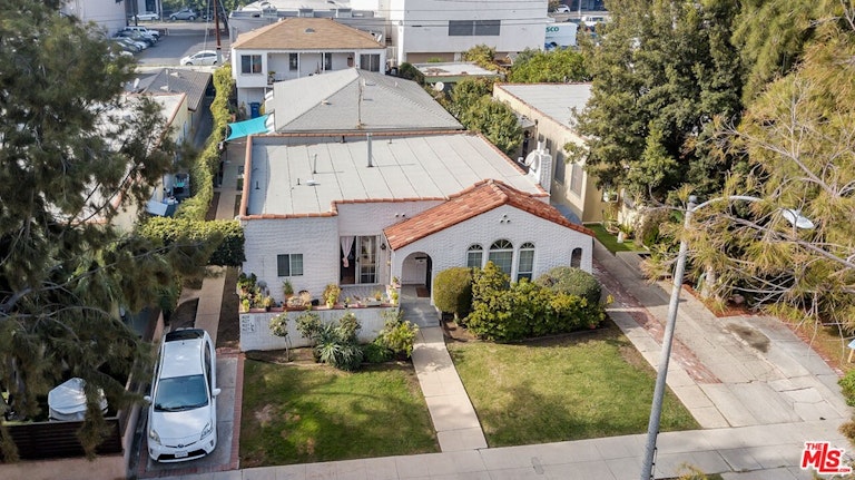 Photo 1 of 19 - 827 N McCadden Pl, Los Angeles, CA 90038