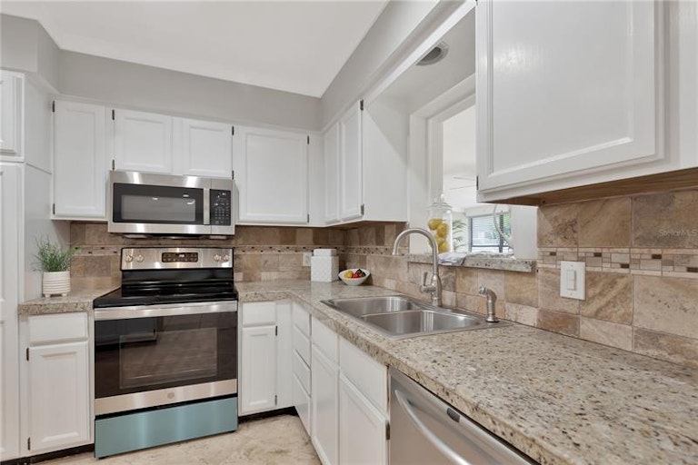 Photo 15 of 52 - 2302 S Arrawana Ave, Tampa, FL 33629