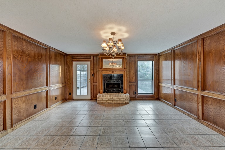Photo 3 of 24 - 6944 Bentley Ave, Fort Worth, TX 76137