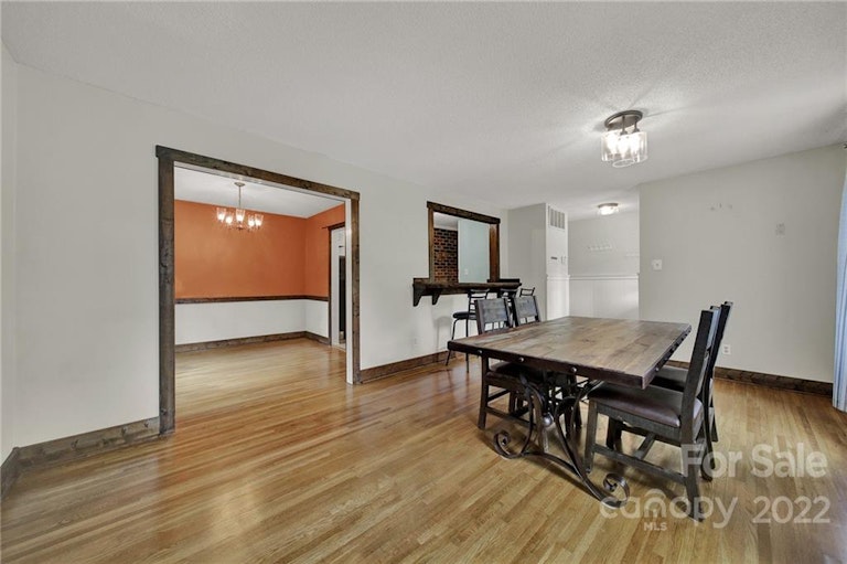 Photo 4 of 29 - 9023 Nottoway Dr, Charlotte, NC 28213
