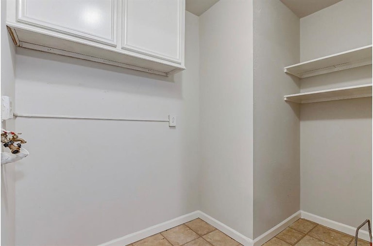 Photo 17 of 28 - 8159 Redfern Dr, Houston, TX 77033