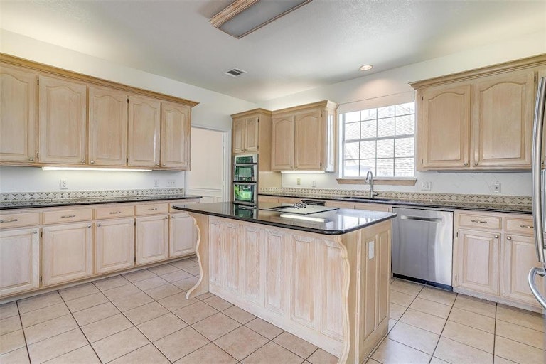 Photo 11 of 40 - 6006 Sunderland Dr, Colleyville, TX 76034