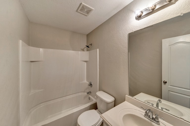 Photo 29 of 32 - 400 Stone Crossing Ln, Fort Worth, TX 76140