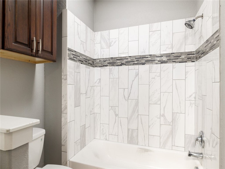 Photo 20 of 32 - 1413 Circle Dr, Round Rock, TX 78664