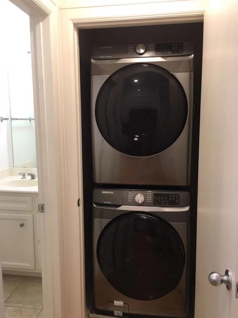 Photo 5 of 18 - 2710 Hullsmith Dr #1001, Houston, TX 77063