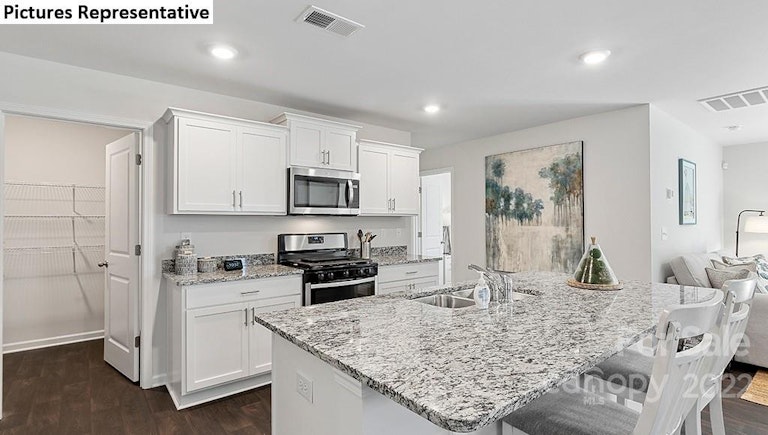 Photo 9 of 28 - 8117 Clairwood Dr #8, Charlotte, NC 28269