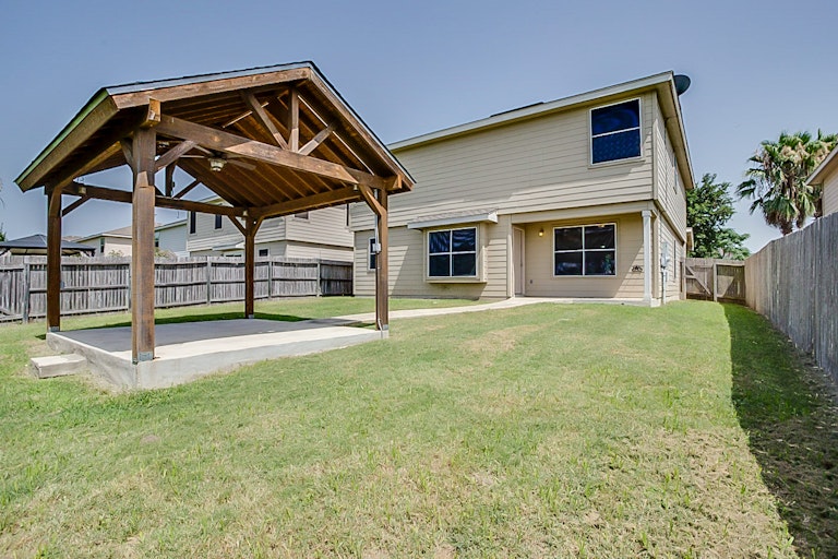 Photo 5 of 16 - 515 Stable Vis, San Antonio, TX 78227
