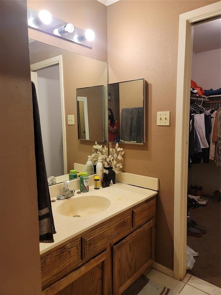 Photo 23 of 38 - 6450 Dellfern Dr, Houston, TX 77035