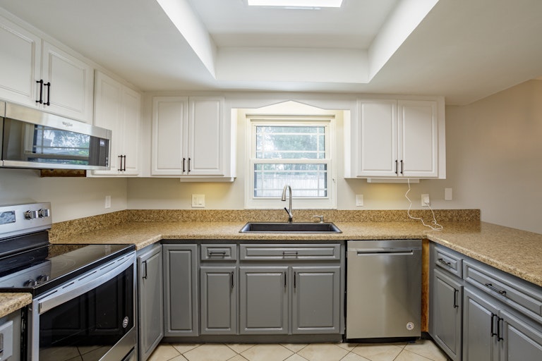 Photo 4 of 23 - 1108 Shaffer Trl, Oviedo, FL 32765