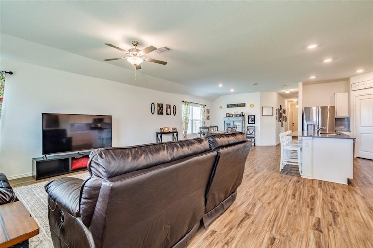 Photo 11 of 27 - 1100 Nokota Bnd, Georgetown, TX 78626