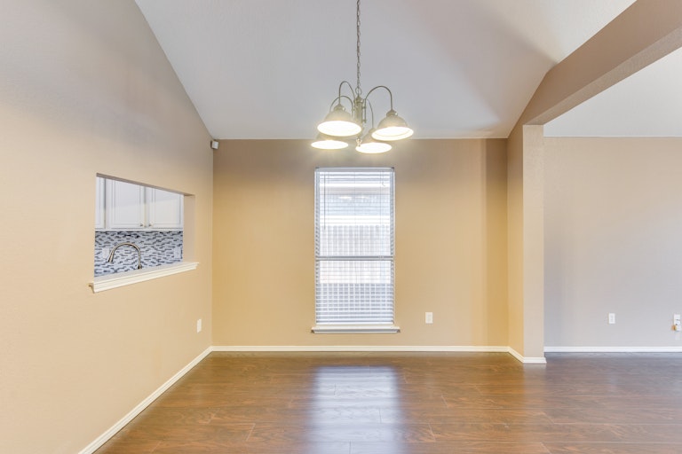 Photo 12 of 28 - 5717 Magnum Dr, Arlington, TX 76018