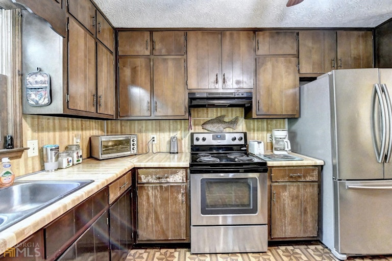 Photo 16 of 39 - 3371 San Antonio Dr, Snellville, GA 30039