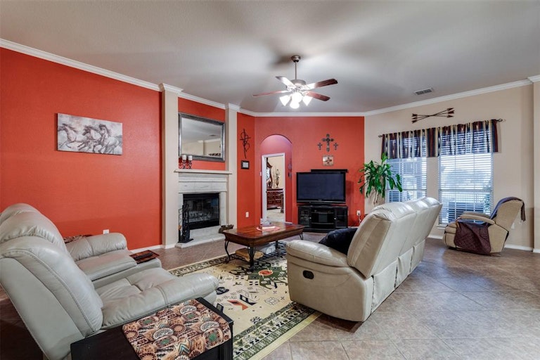 Photo 11 of 35 - 10304 Fossil Valley Dr, Fort Worth, TX 76131