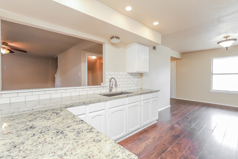 Photo 14 of 27 - 4707 Pebble Gln, San Antonio, TX 78217