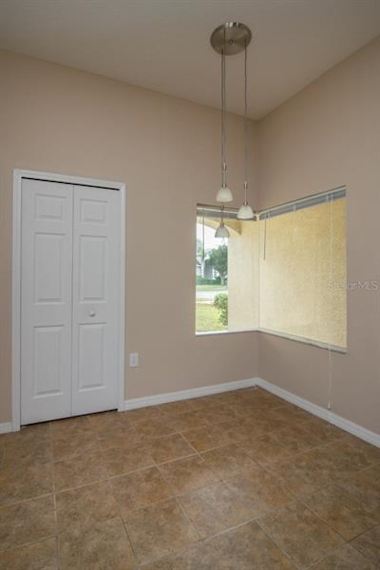 Photo 4 of 25 - 31023 Baclan Dr, Wesley Chapel, FL 33545