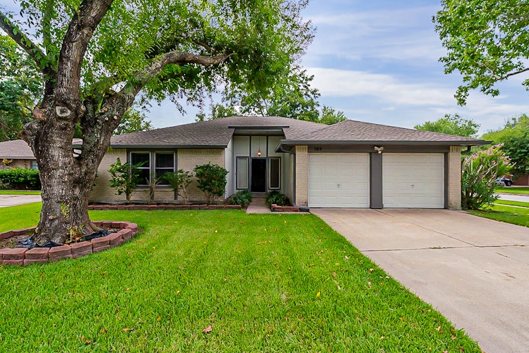 Photo 1 of 32 - 105 Greenshire Dr, League City, TX 77573
