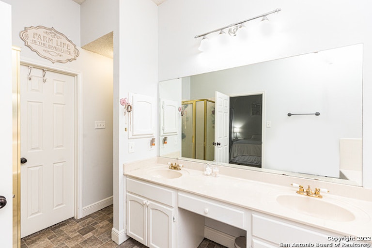 Photo 21 of 40 - 5207 Pine Lake Dr, San Antonio, TX 78244