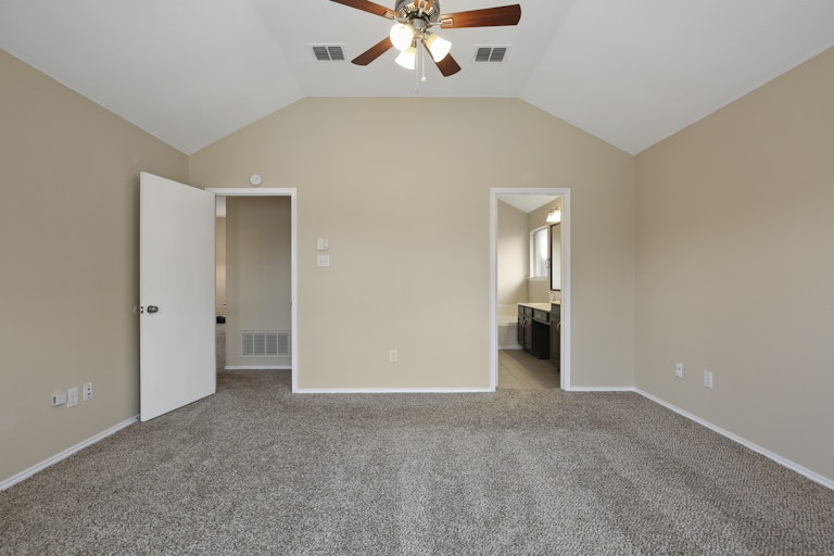 Photo 17 of 28 - 7703 Danuers Ln, Arlington, TX 76002