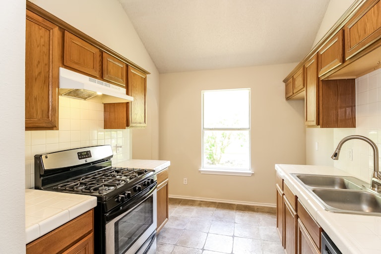Photo 14 of 25 - 1902 Holly Springs Dr, Taylor, TX 76574