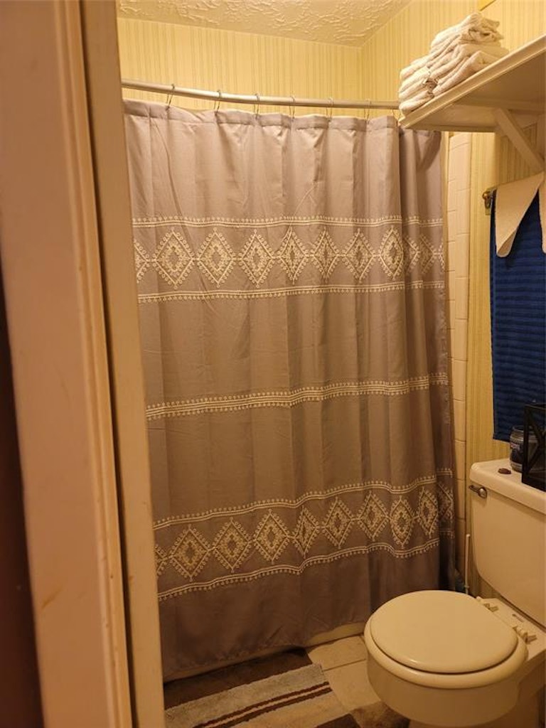 Photo 21 of 38 - 6450 Dellfern Dr, Houston, TX 77035