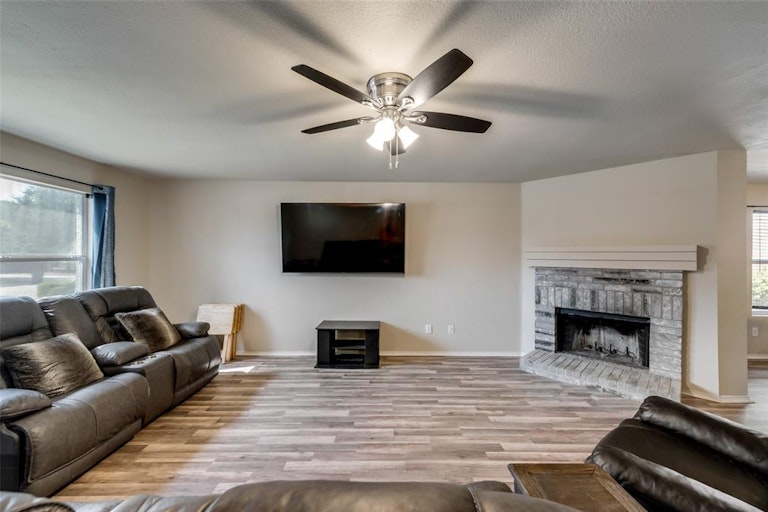 Photo 5 of 27 - 4816 Cedar Crest Dr, McKinney, TX 75070