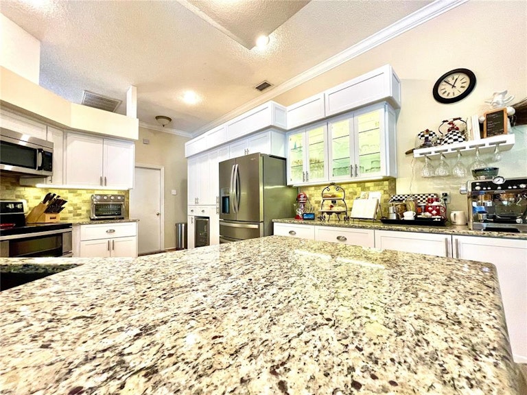 Photo 13 of 41 - 8114 Montock Ct, Trinity, FL 34655