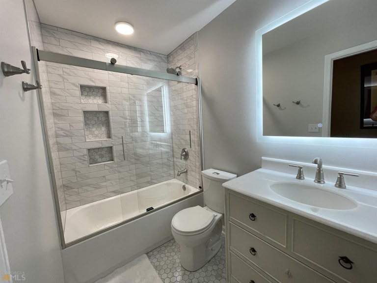 Photo 15 of 36 - 528 Butler Bridge Dr, McDonough, GA 30252