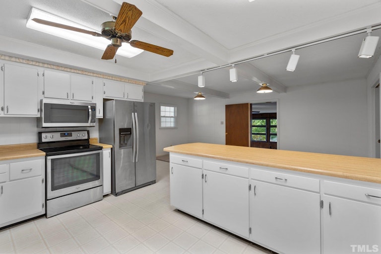 Photo 5 of 38 - 408 Chadwick Dr, Raleigh, NC 27609