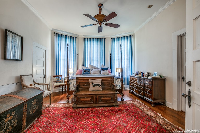 Photo 21 of 36 - 724 N Olive St, San Antonio, TX 78202