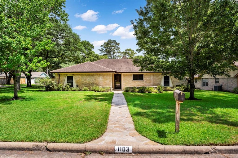 Photo 3 of 50 - 1103 Glouchester Ln, Houston, TX 77073