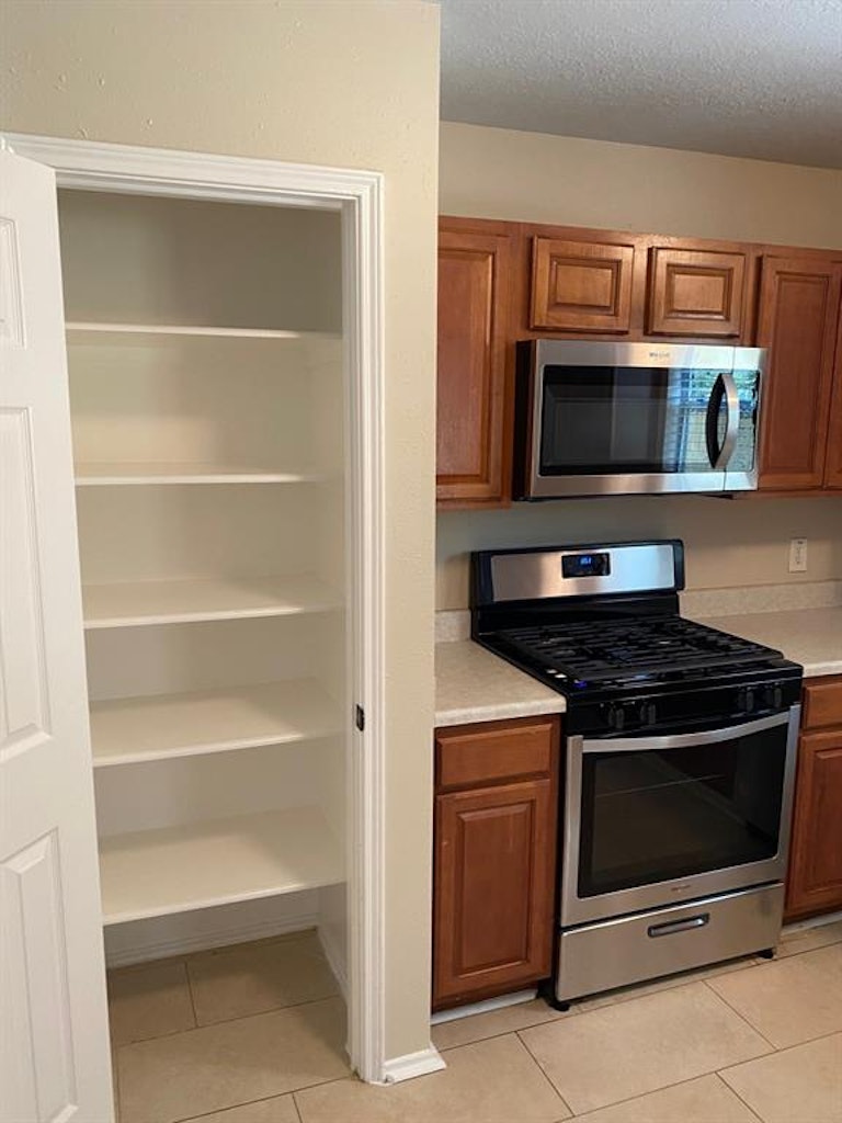 Photo 6 of 11 - 1027 Willow West Dr, Houston, TX 77073