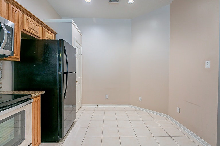 Photo 10 of 26 - 3839 Canton Dr, Pearland, TX 77584
