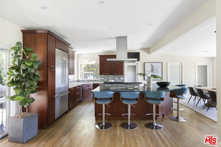 Photo 14 of 51 - 5611 Park Oak Pl, Los Angeles, CA 90068