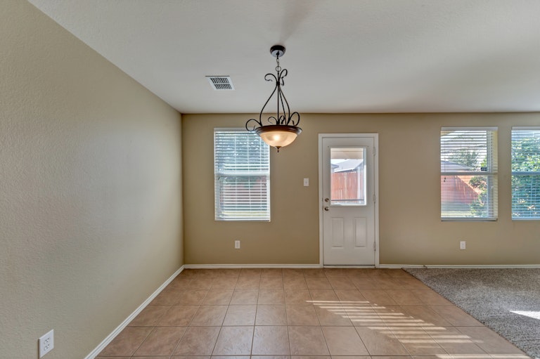Photo 3 of 34 - 4516 Willow Rock Ln, Fort Worth, TX 76244