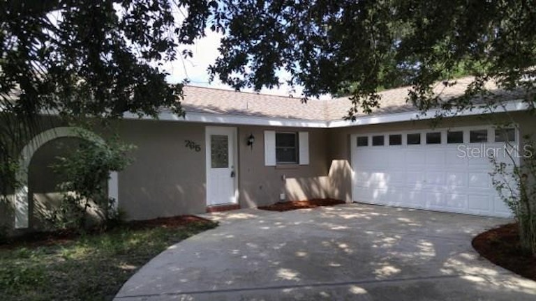 Photo 2 of 25 - 765 Amhurst Dr, Orange City, FL 32763