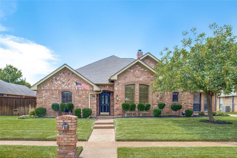 Photo 2 of 27 - 3825 Edgewater Dr, Bedford, TX 76021