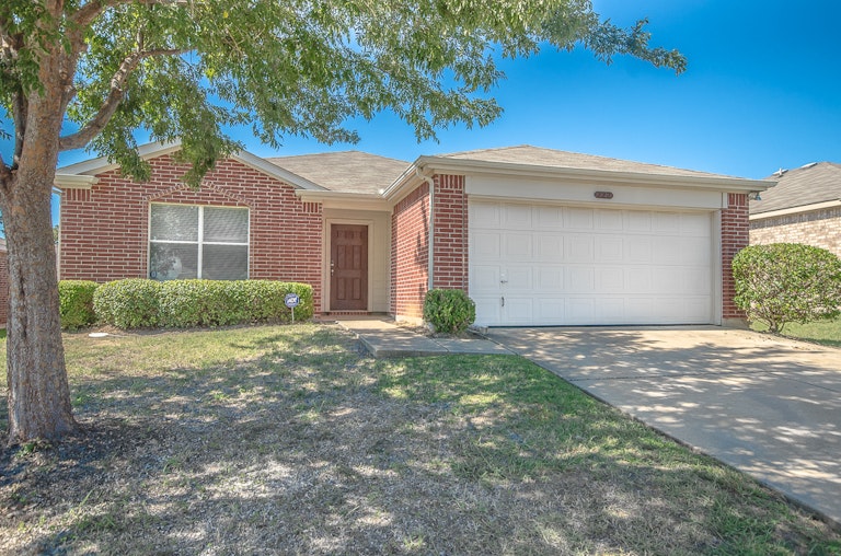 Photo 1 of 24 - 222 Pinecrest, Seagoville, TX 75159